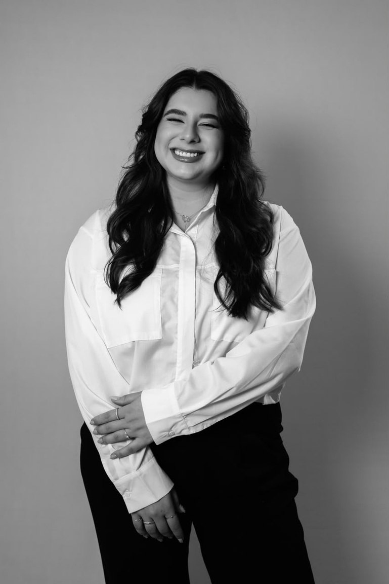 Retrato de Beatriz Engler sorrindo, em preto e branco.