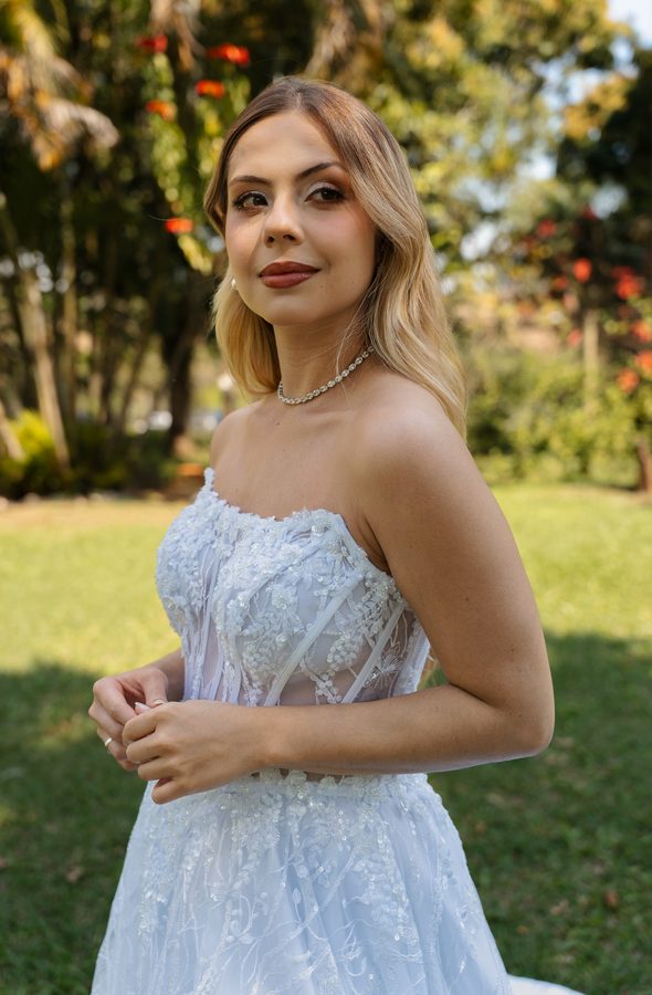 Retrato de noiva no jardim, no fim da tarde.